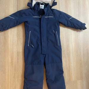 Overall barn - Bra skicka, finns inga skador på overallen. Köpt på intersport. Köparen står för frakt.