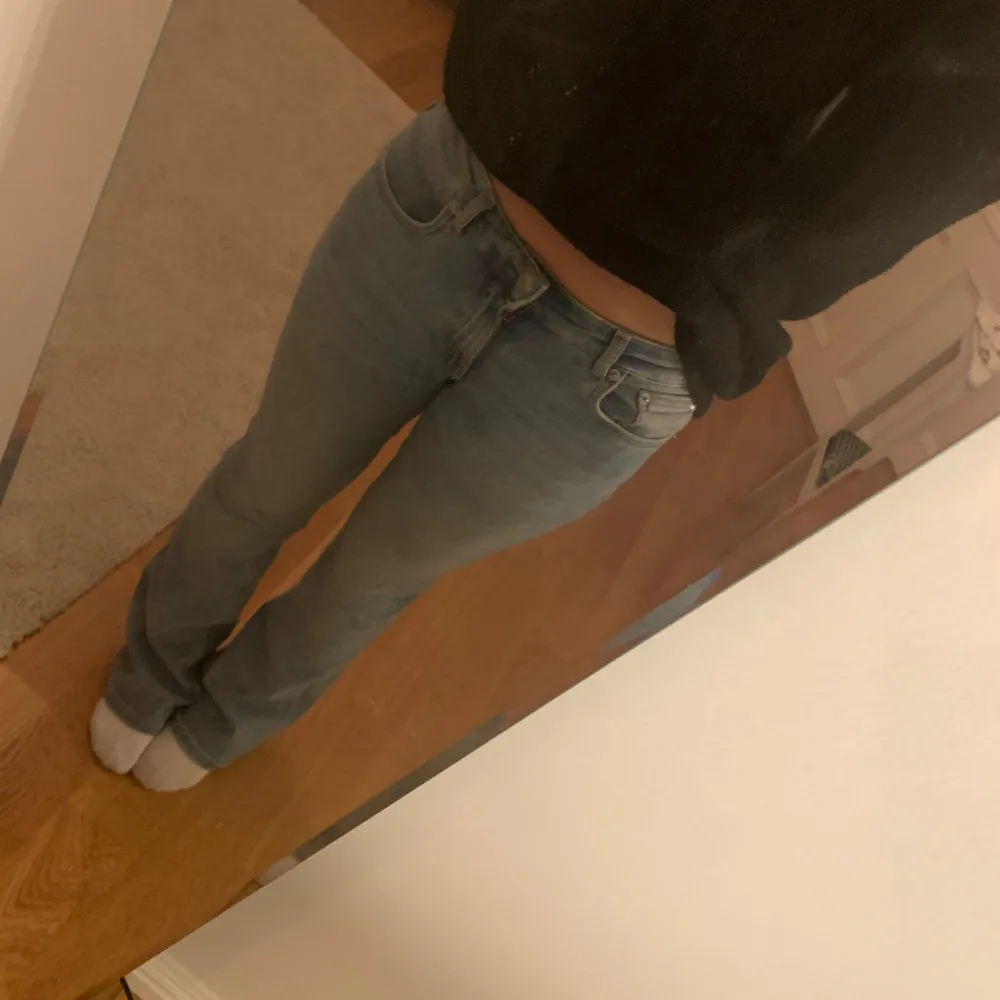 bootcut jeans i storlek S! använda men i gott skick❣️. Jeans & Byxor.