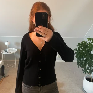 Kofta - Svart kofta med knappar framtill, fint skick! Koftan är i storleken L, men jag har vanligtvis S i koftor! Priset kan diskuteras! 