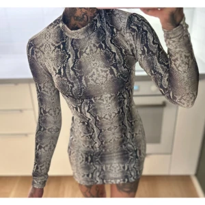 Klänning snake, S - Mönstrad klänning i storlek S 🩶