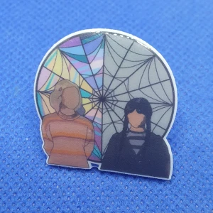 Pins - Addams family wednesday - Pins - Måttet på själva låset låsanordningen på baksidan av pinsen är ca 1.2 cm.