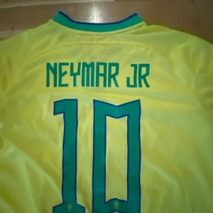 Neymar tröja  - SJUK NEYMAR BRAZIL TRÖJA priest kan diskuteras 