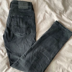 Svarta Jeans från Jack & Jones! - Säljer ett par snygga och sköna svarta jeans, storlek 28/32. (Pris kan diskuteras)