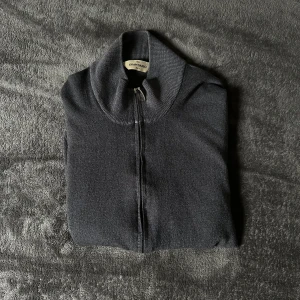 Gran Sasso Ziptröja - Stilren ziptröja från Gran Sasso i ull, passar perfekt till höstvädret. Kom privat vid minsta fundering, pris går att diskutera.