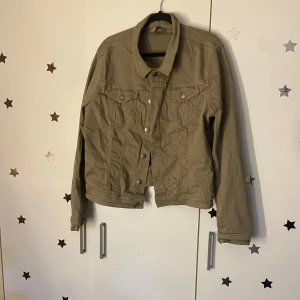 Fin jeansjacka 💕 - Säljer min millitärgröna jeans jacka som är i gott skick och använda få gånger!💕är i en storlek xl men den är mer som en s 💕priset går att pruta 💕
