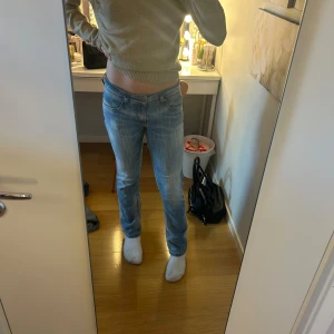 Lågmidjade jeans  - Lågmidjade jeans ifrån only💙 I storlek W32 och L 32