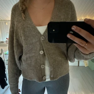 Stickad kofta - Från gina i storlek L men känns mer som en S/M❤️