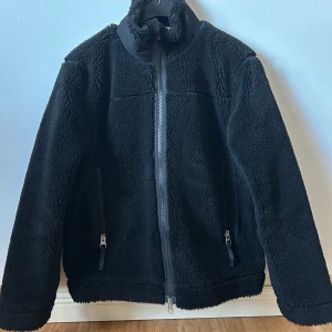 Arket fleece jacka - Säljer min Arket fleece jacka (nyskick) som används 1-2 gånger då den inte riktigt passade, nypris 1250kr och är helt slutsåld på arkets hemsida i alla storlekar. Hör av er vid frågor eller funderingar!