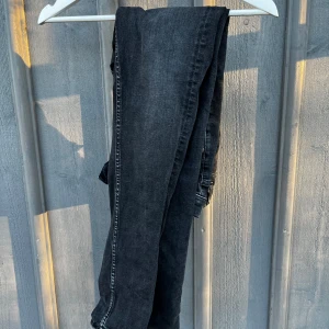 Tiger of Sweden jeans - Tiger of Sweden jeans.  Färg: svart/grå.  Strl: W28 L30.  Mycket bra skick.  Fråga om du undrar nåt. Modellen på bilden är 170 cm ungefär. Pris kan diskuteras.