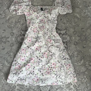 En jättefin klänning från H&m 💘 - En fin klänning från H&m som aldrig kommit till användning! 😊 Skriv för fler bilder om du är intresserad att köpa den!