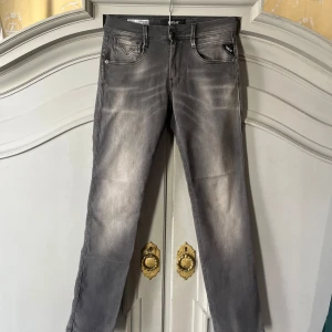 Replay anbass 28/32 - Superfina Replay Anbass jeans i färgen grå. Storlek 28/32 och i mycket fint skick. Hyperflex. Nypris 1699kr, köp för endast 599kr
