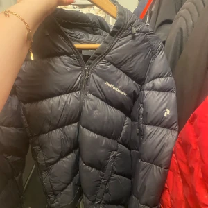 Peak jacka  - Säljer nu min peak jacka då den inte kommer till användning längre.