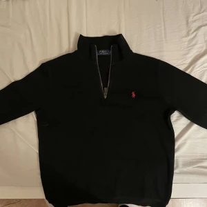 Polo ralph halvzip sweartshirt  - Säljer min SweatShirt pga att den ät för liten just nu.  Size S.   Inga fel på dragskjdian Inga fast smuts eller sånt. Haft på mig knappast 3 gånger. Priset kan sänkas vid en väldig snabbt affär.