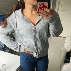 Sip-hoodie - Vet ej vart den är ifrån då den är ganska gammal och inte har några lappar.. men, väldigt bekväm och ett bra basic plagg att ha i garderoben! Skriv om fler bilder eller frågor!💗