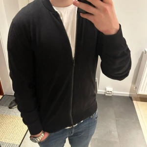 Tiger of Sweden full zip - Skön full zip från Tiger of Sweden, bra svik inga defekter, storlek M