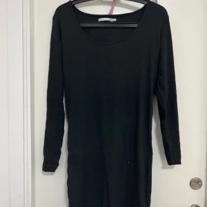 Svart klänning från 157 - Snygg och enkel svart klänning från 157 med långärmad design. (Helt ny) Perfekt för en stilren look, tillverkad i ett mjukt och bekvämt material.
