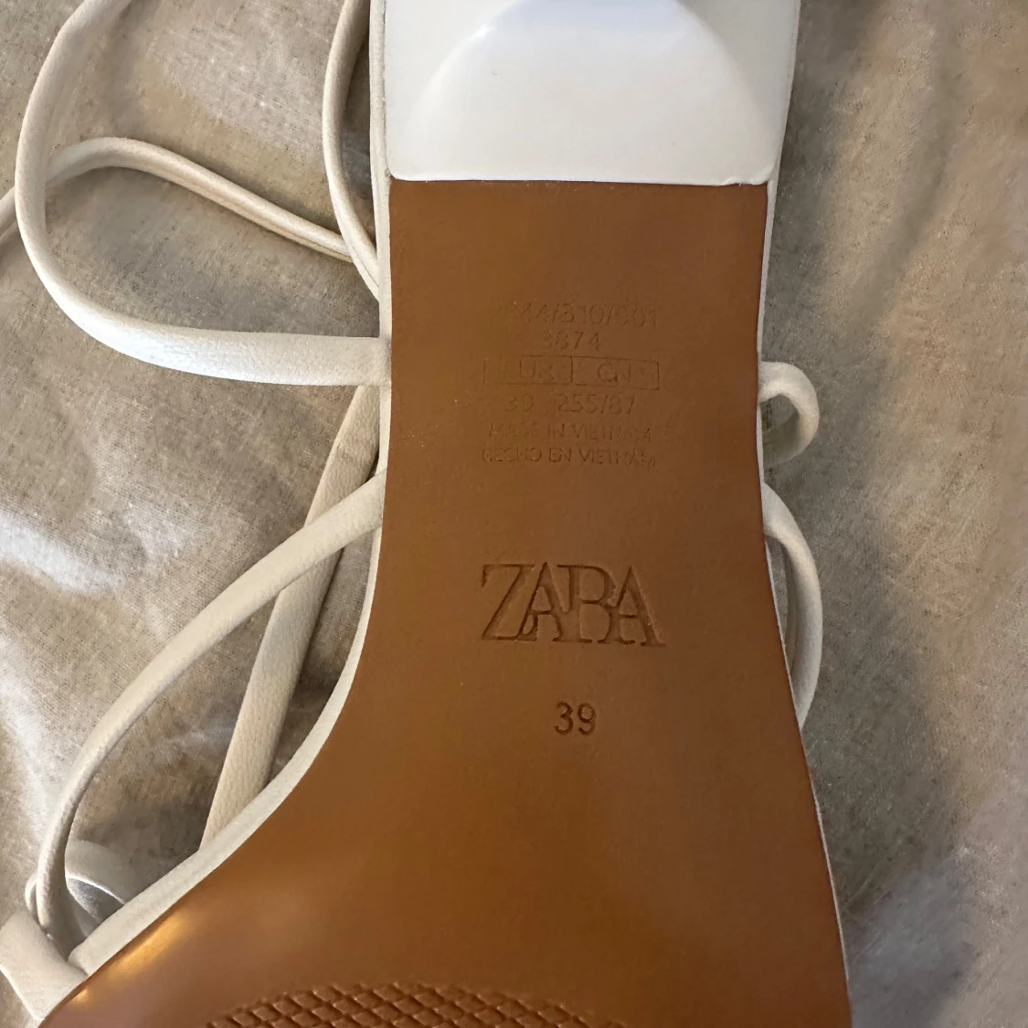 Vita sandaler med klack från ZARA - 91