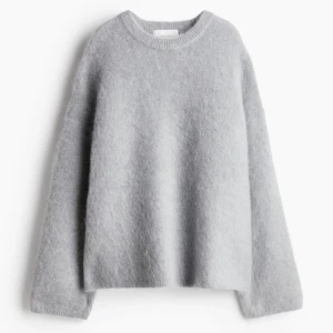 Grå stickad tröja - Fin stickad tröja i mohair från hm. Nyskick aldrig tvättad eller använd. Super mysig, storlek S, passar en storlek större samt mindre🩷🩷🩷🩷🩷