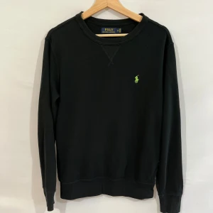 Ralph lauren stickad long sleeve tröja - En jättefin stickad långärmad tröja frän ralph lauren. Den är jätteskön och har inga hål eller liknande. Storlek: s,p/170-178cm. Perfekt för vintern! Kom med bud! - svarar snabbt - skickar snabbt