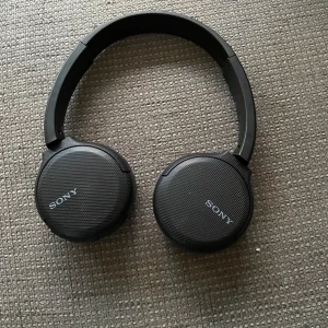 Trådlösa hörlurar  - Detta är trådlösa hörlurar från Sony. Dom är inte använda många gånger. Hör av dig om du vill ha mer information.