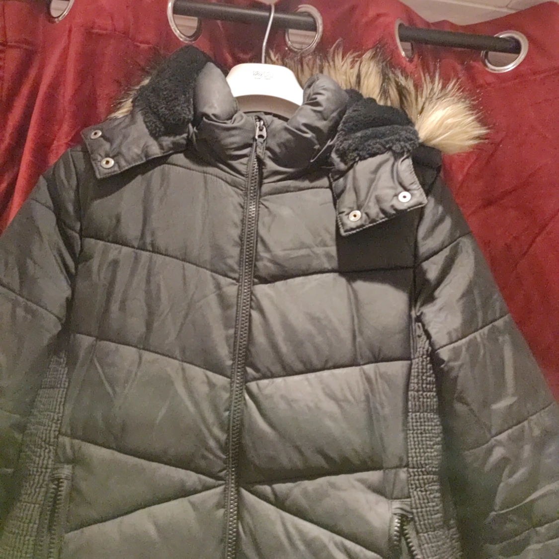 Svart quiltad vinterjacka med fuskpäls - 2