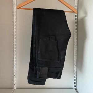 Replay Jeans - Snygga jeans från Replay i modellen Anbass. Säljer dessa pågrund av att de har blivit för små. Perfekta för daglig användning. Skick= 8/10 Storlek=30/32 Ord pris=1200 Mitt pris=399kr pris kan diskuteras!