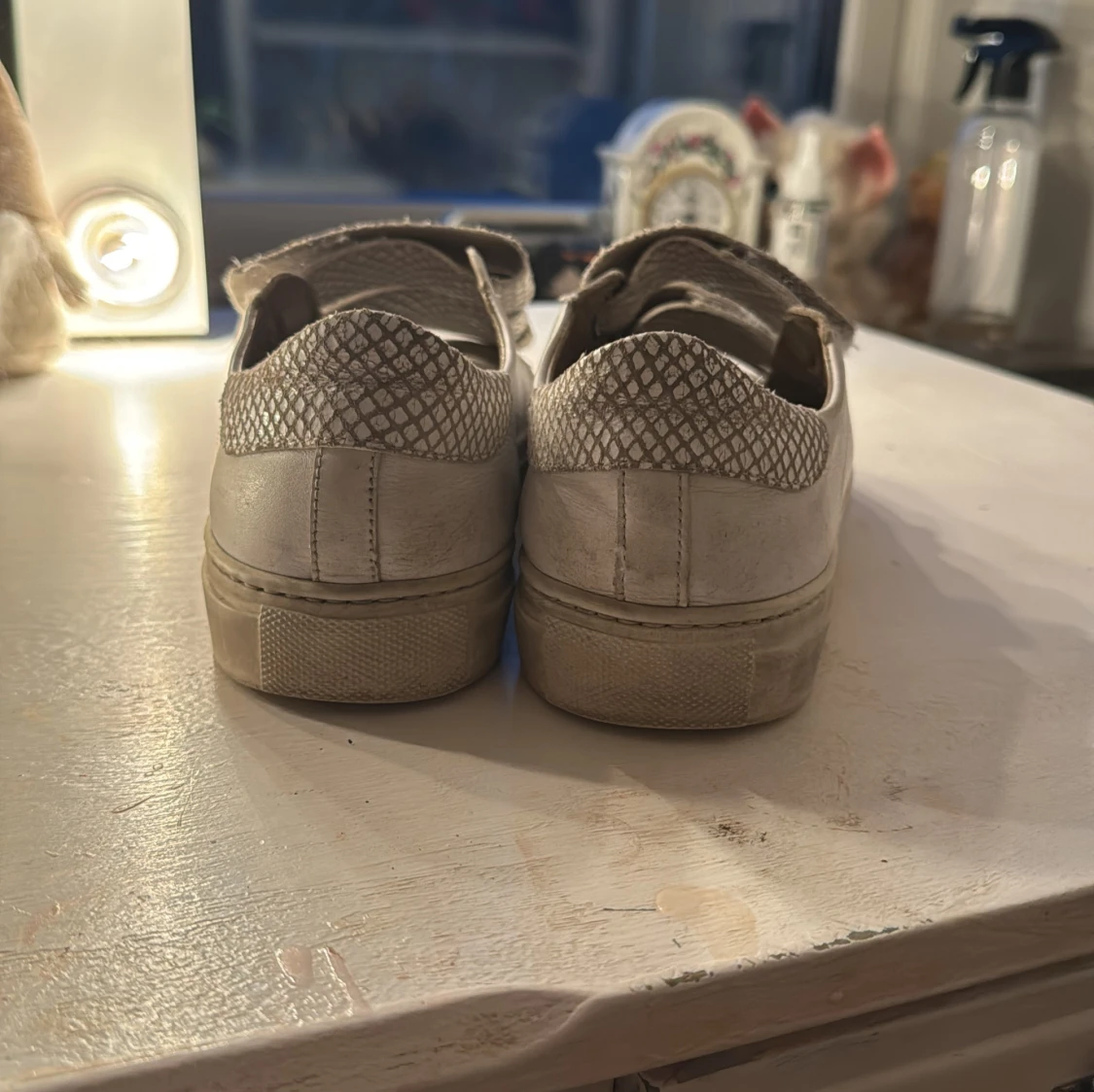 Skit snygg vita sneakers med ormskinnsmönster - 90