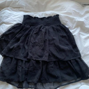 Svart kjol från D-XEL - Svart volangkjol 🤍 skulle säga att den är storlek s/m