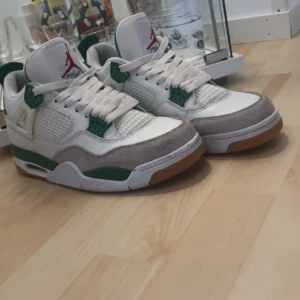 Jordan 4s pine green - Tjena har ett par Jordan 4s pine green jävligt fett och nice till vinter. Knappt använda och ny pris ligger på 5400kr ungefär. Diskutera pris såklart. Skriv om mer fundering byte också😃👍. Storlek 41 men passar dom som är 43. Vill gärna bli av med dom