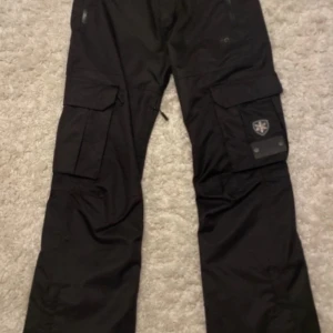 Svarta skidbyxor från superdry  - Skitsnygga svarta herr byxor från Superdry. Använda ett fåtal gånger, storlek S.
