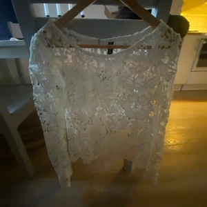 Vit spetsblus - Jätte fin spets tröja som är långärmad från H&M. Aldrig andvänt