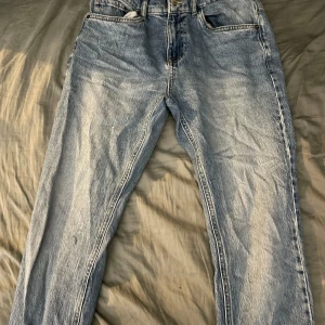 Tre par jeans i olika färger - Säljer 3 olika par jeans i olika färger:  Par 1: Ljusblåa, straight (Lindex) Stl 164. Par 2: svarta stl 164. Par 3:  svarta Jack and Jones stl 164. Alla tvättas före leverans/upphämtning! Går även att blanda till ett bra paketpris med andra annonser jag lagt upp! 