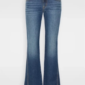Levi's Bootcut Jeans - Snygga bootcut jeans från Levi's i en klassisk blå färg. Dessa jeans år lågmidjade och i storlek 30 