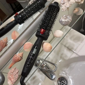 Cera Heat Styling Tool 38mm - Hejj! Jag säljer den här jättefina cera värmeborste i 38mm och har bara använt den 2ggr.💕 Vill sälja den för att nu har jag 2 stycken av de. Den värmer upp jättesnabbt och temperaturen går från 130-230°C! Köpte den för 800kr pa Lyko. Lockarna håller jätte bra och den är väldigt lätt att arbeta med! Sladden är 3 meter lång.