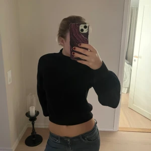 Svart stickad tröja - Stickad tröja säljes pågrund av ingen användning. Nyskick, skriv för fler bilder🩷