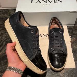 Lanvin - Säljer dessa sjuukt feta lanvin cap toe med glans! Färg marinblå! Storlek uk9 Vilket motsvarar storlek 43-44! Skick 8/10. Kan gå ner i pris vid snabb affär. Hör av dig vid minsta fundering!👏🏻