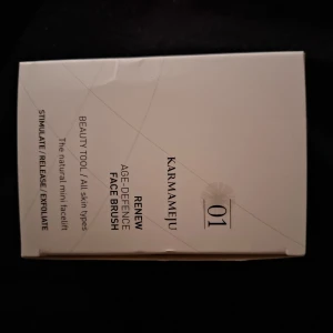Karmameju Face Brush Age - Defence NY - Karmameju Renew Age-Defense Face Brush är ett skönhetsverktyg för alla hudtyper. Den stimulerar, exfolierar och ger en naturlig ansiktslyftning.