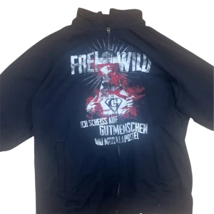 y2k zip hoodie - Svart zip up i y2k stil. Taggen säger XL men passsr mer som L. Perfekt skick