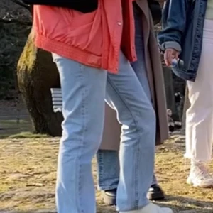 Rosa retro jacka - Säljer en cool retro rosa jacka med dragkedja och knappar. Jackan har en hög krage och är perfekt för höst och vår. Den har en avslappnad passform och är tillverkad i ett syntetmaterial.