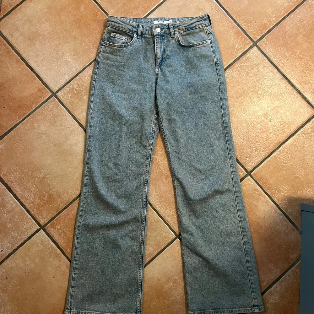 Snygga Lågmidjade blå jeans från NA-KD. Färgen heter ”Vintage blå”💗 använda max 5gånger! Så väldigt bra skick🙌säljer då det inte är min stil. (Originalpris är 699kr) Pris är som alltid diskuterbart, hör av dig vid frågor☺️. Farkut & Housut.