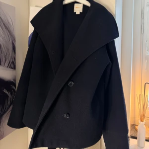 Mörkblå kappa från gina  - Fin mörkblå kappa från ginatricot Young, storlek 158/164. Passar äldre. Skulle säga storlek S/M beroende på hur man vill att den sitter. Pris kan diskuteras.