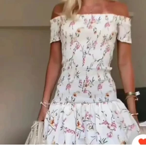 Vit blommig offshoulder klänning - Jättefin klänning ifrån h&m❤️