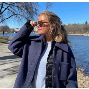 Marinblå jacka från NA-KD - Snygg marinblå jacka från NA-KD med dragkedja. Bra skick☺️ endast lite nopperig, men de är lätt fixat! Säljer pga inte min stil längre. Köpt här på Plick (första bilden är lånad av henne jag köpte den av)💗pris är alltid diskuterbart, hör av dig vid frågor!