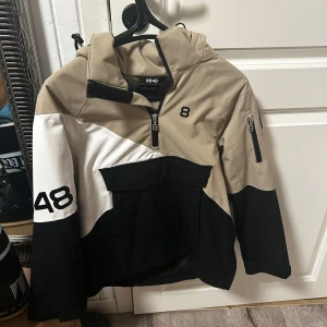 Snowboard/skid jacka - Jag säljer nu min jacka då den är för liten, funkar jätte bra och är fodrad så den håller värmen! Storlek 140