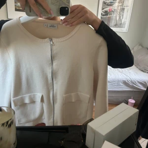 Beige kofta från Kappahl - Säljer en snygg beige cardigan från Kappahl med dragkedja framtill. Perfekt nu till vintern💕 pris kan diskuteras!