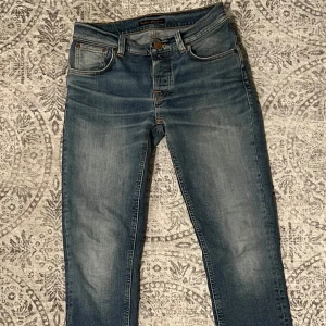 Nudie jeans grim tim - Säljer dessa Nudie jeans eftersom de ej passar. De har inga defekter alls och det finns inga tecken av slitning. Modell: Grim Tim, nypris 1600. Storlek W27 L32