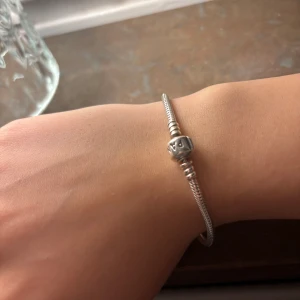 Pandora armband - Säljer mitt super söta armband från pandora. Andvänd i några månader men börjar tröttna på den nu. Den är i sterling silver så blir inte rostig på ett tag. Undvik att sola, träna eller bada i fluor med armbandet på så färgen håller sig så långt som möjligt! Nypris: 799kr. Skriv i dm för fler bilder eller undringar! 💕