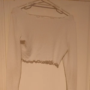 Vit croppad topp från Shein - Säljer en vit croppad topp från Shein. Toppen har långa ärmar och har ett tunnt och skönt material. Perfekt till sommaren. 