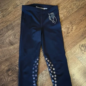 Ridtajts  - Säljer ett par ridtajts. Aldrig använda så inget slitage! Storlek 140