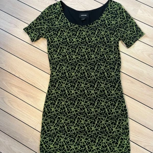 Monki klänning  - En monki partyklänning använd två gånger. Inga fel! Klänningens längd 90 cm